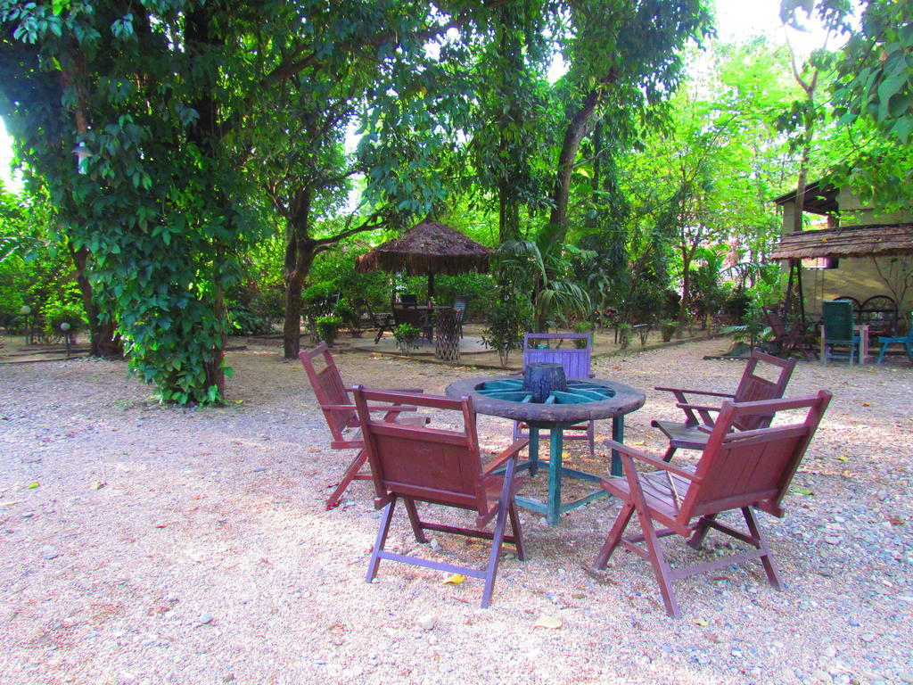 Chitwan Gaida Lodge Sauraha Εξωτερικό φωτογραφία