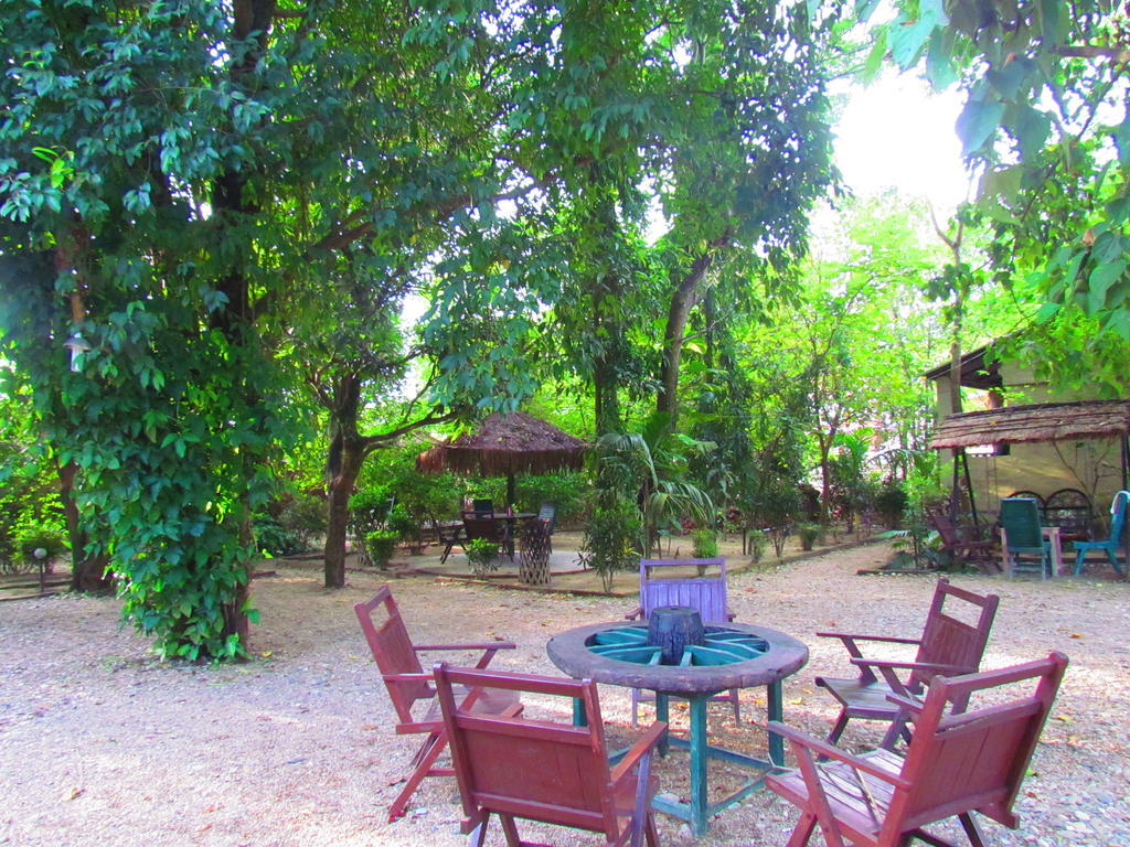 Chitwan Gaida Lodge Sauraha Εξωτερικό φωτογραφία